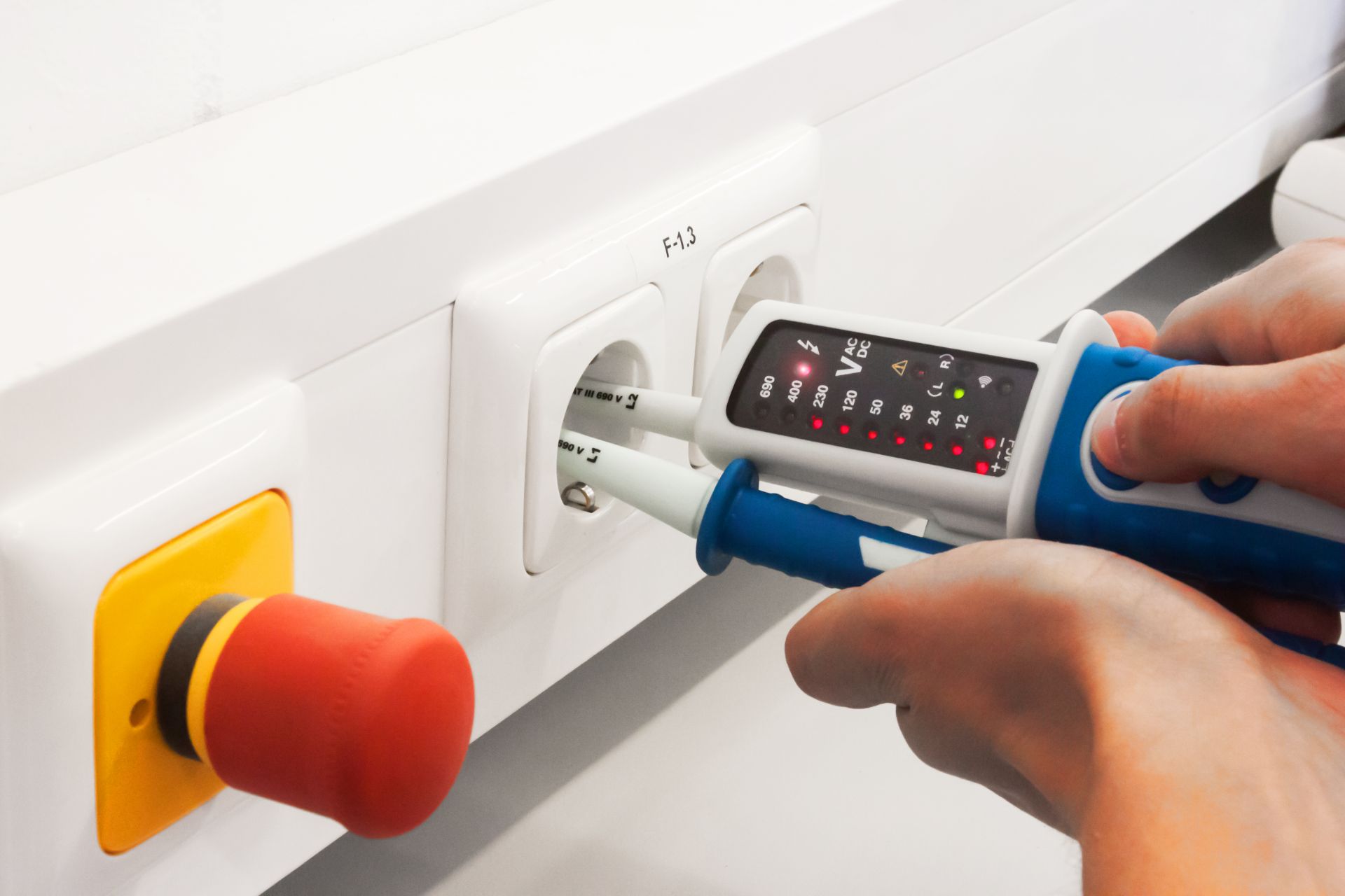 PeakTech P 1095 AC/DC-Spannungsprüfer mit LED-Anzeige